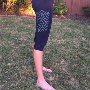 👹Lulu crops reflective tribal print! 👹